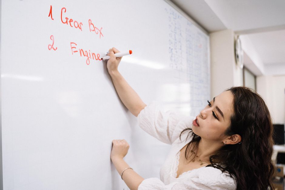 Betreuung für Lernmaterialien und Übungsorganisation im Englisch Kurs